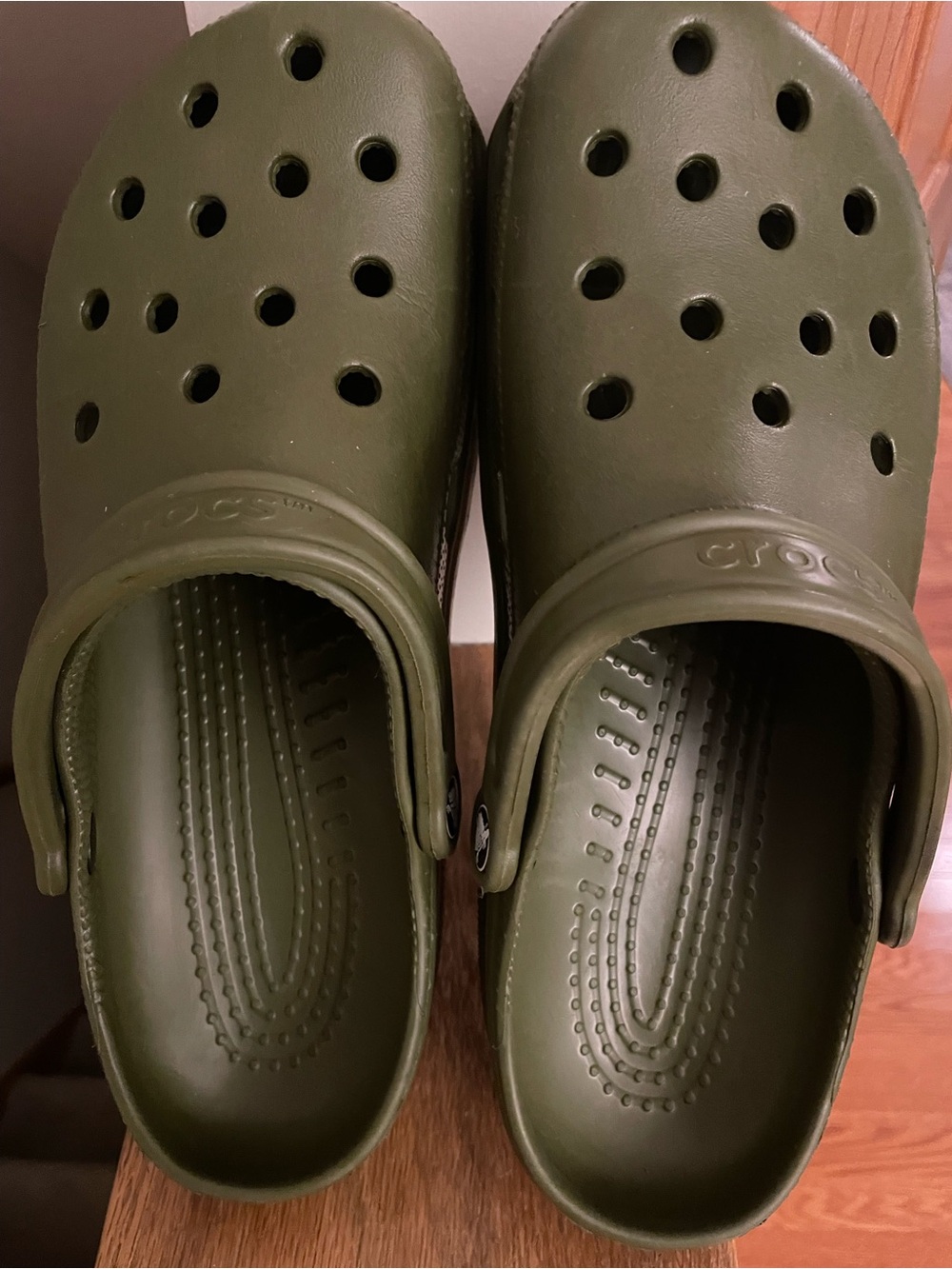 OLIVE GREEN CROCS MEN’S SIZE 11
